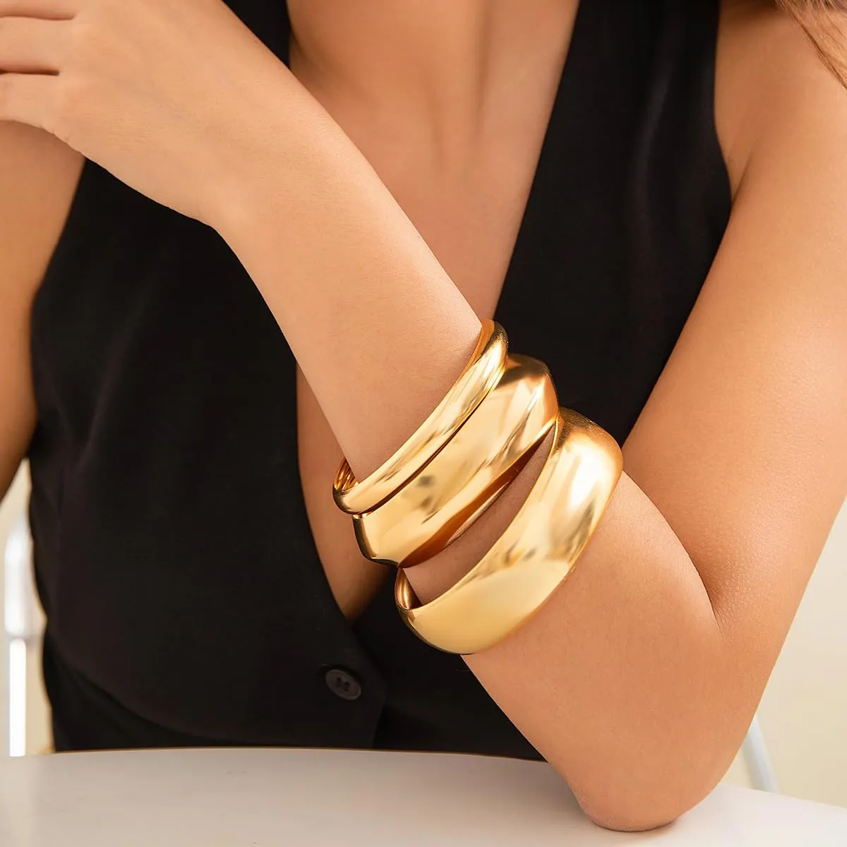 CJIAYUJEW 3PCS Chunky Gold Bangle Bracelets Trendy Minimalist Statement Bangle Bracelets Set Wide Bangle Bracelet Golden Stackable Bracelet for Women