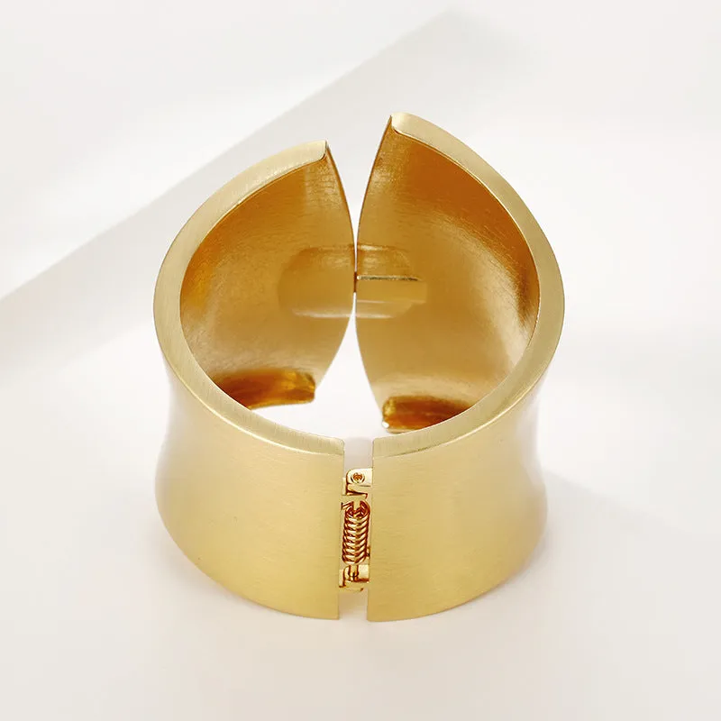 Trendy Asymmetric Metal Bracelet with Irregular Opening
